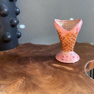 ✨SOLD✨
Pink with sprinkles Sundae cup